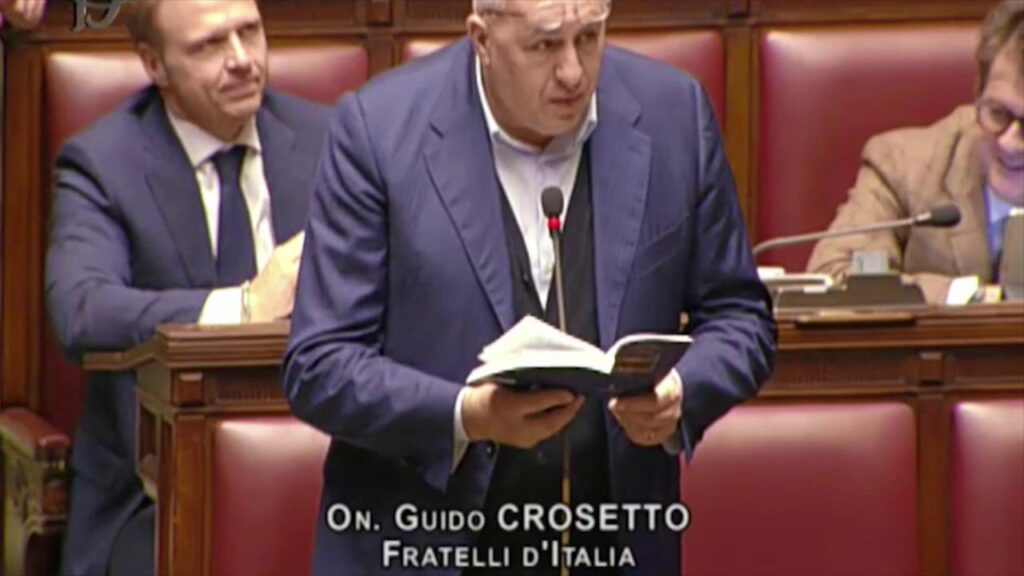 La lezione di democrazia di Crosetto riceve un’ovazione alla Camera e diventa virale