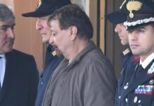 Cesare Battisti, terrorista e pluriassassino, dopo il suo arrivo all'aeroporto di Ciampino.