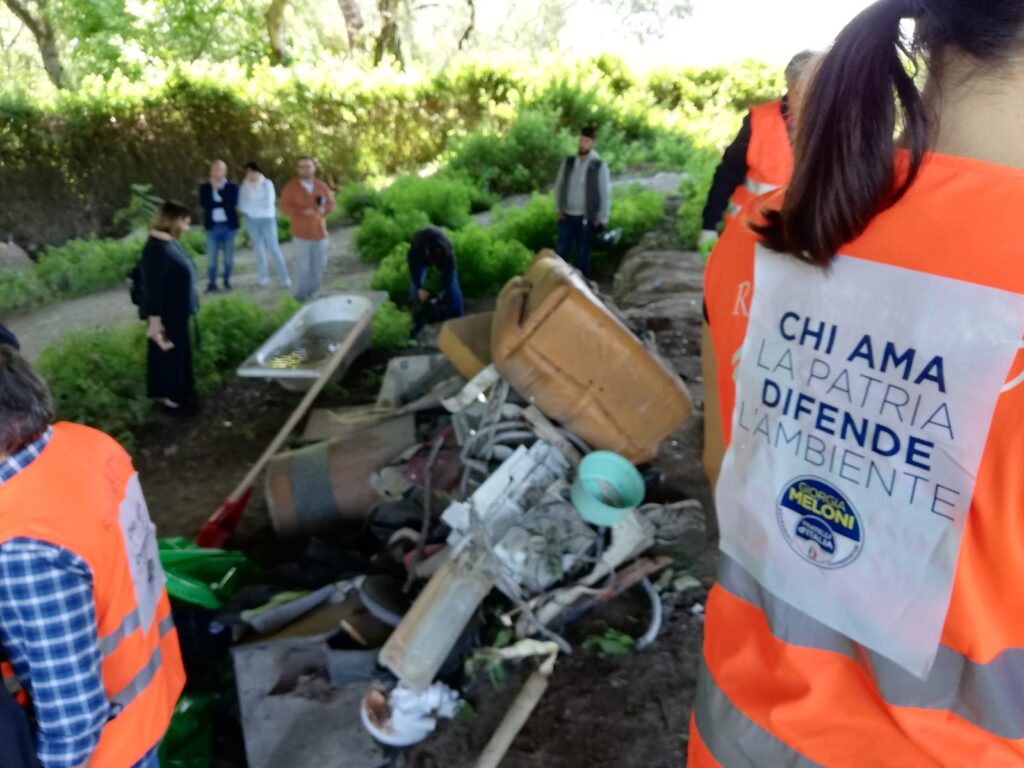 Ambiente, Flash Mob di Fratelli D’Italia a Roma. Meloni: tema che FDI portera’ in Europa