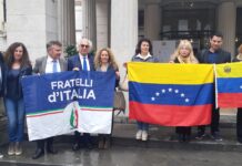 l'europarlamentare di Fratelli d'Italia, Remo Sernagiotto, questa mattina al Caffè Pedrocchi di Padova con una delegazione di venezuelani