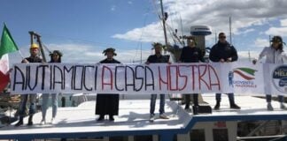Gioventù Nazionale, movimento giovanile di Fratelli d'Italia, ha inscenato un flash mob presso il porto di Giulianova in Provincia di Teramo.