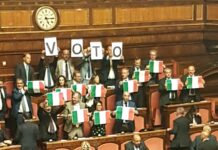 I senatori di Fratelli d'Italia hanno mostrato bandiere tricolori e la scritta 'Voto'