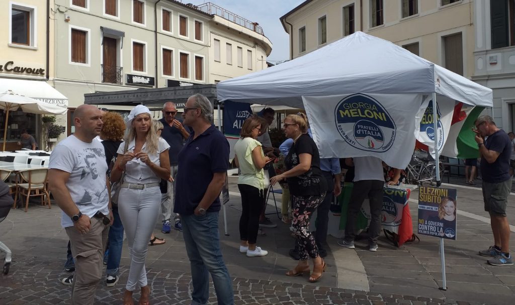 raccolta firme per chiedere "elezioni subito"