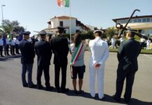 sindaco di Porto Torres, Sean Wheeler che si è presentato in bermuda, polo e fascia tricolore alla commemorazione dei 'Caduti della Corazzata Roma e dei Caduti del Mare'