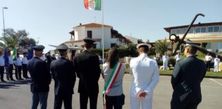 sindaco di Porto Torres, Sean Wheeler che si è presentato in bermuda, polo e fascia tricolore alla commemorazione dei 'Caduti della Corazzata Roma e dei Caduti del Mare'