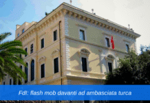 Flash mob di Fratelli d'Italia davanti ad ambasciata turca