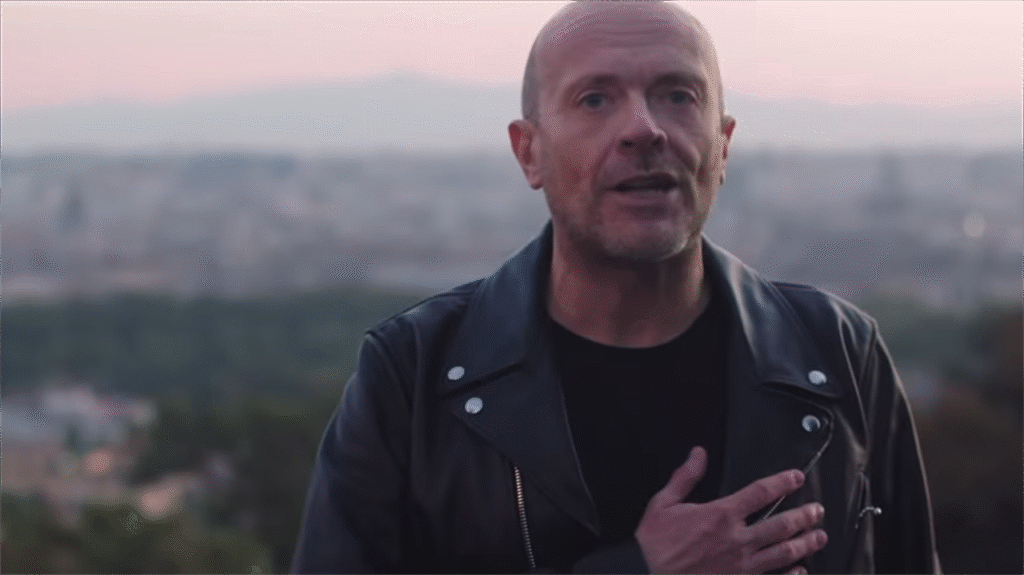 Max Pezzali torna e canta l’amore per Roma, tra difetti e magnificenza.