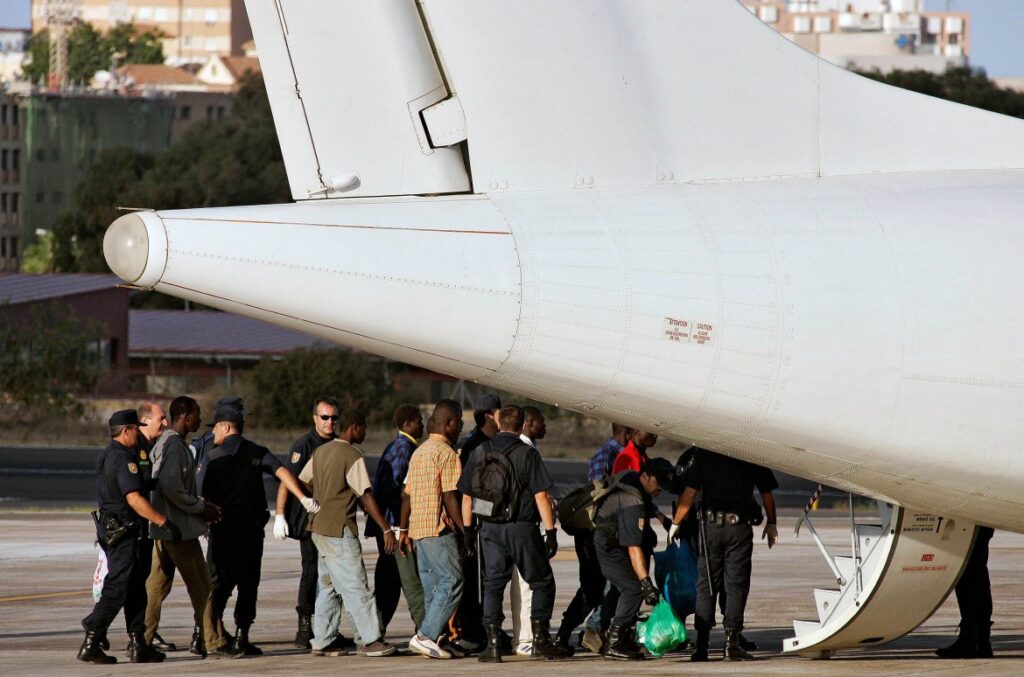 Il lavoro del governo Meloni contro l’immigrazione clandestina funziona: altri 122 rimpatriati nell’ultima settimana