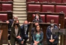 Boldrini e Pd inginocchiati in Aula