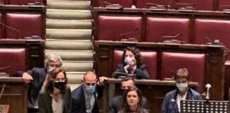 Boldrini e Pd inginocchiati in Aula