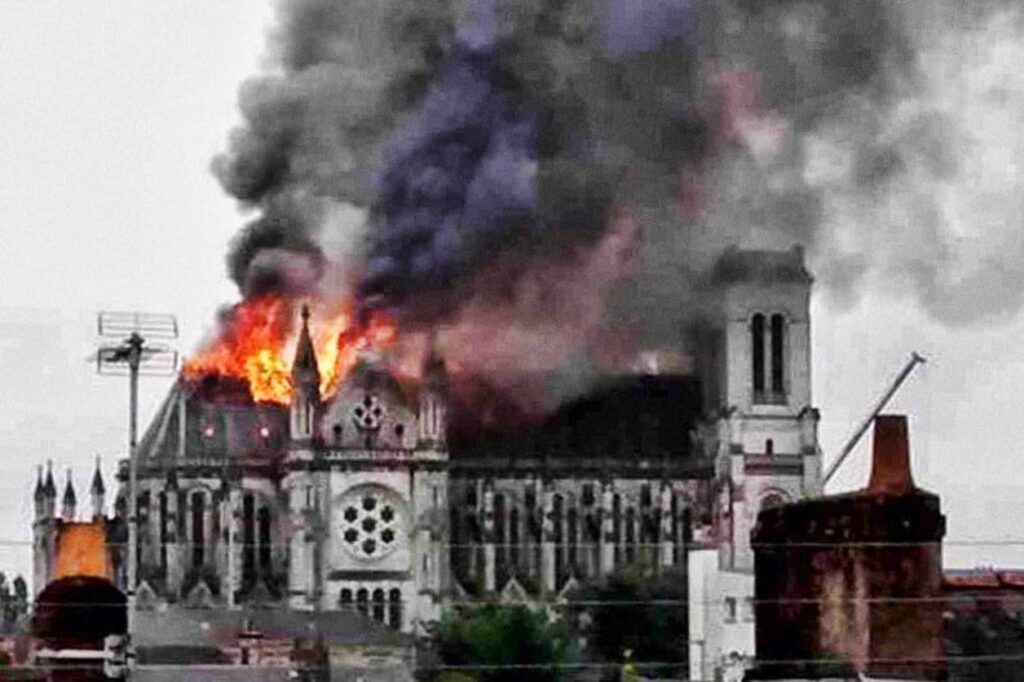 Gli rifiutano il permesso di soggiorno, appicca fuoco a Cattedrale di Nantes