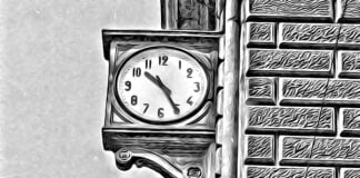 L'orologio della stazione di Bologna fermo alle 10:25 del 2 agosto 1980.