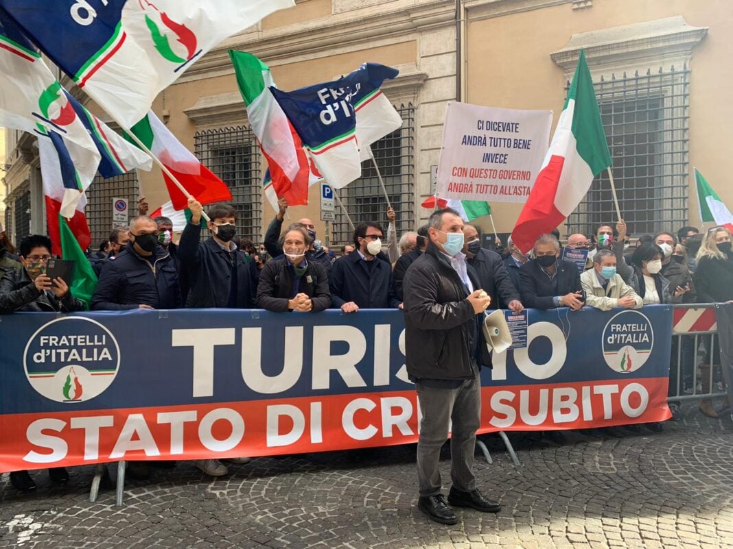 Flash mob organizzato FdI per chiedere al Ministro Franceschini lo stato di crisi nel settore turismo