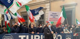 Flash mob organizzato FdI per chiedere al Ministro Franceschini lo stato di crisi nel settore turismo