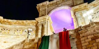 Fratelli d'Italia e Gioventù Nazionale hanno calato dalla terrazza dal bastione di Cagliari un gigantesco tricolore come segno di protesta.
