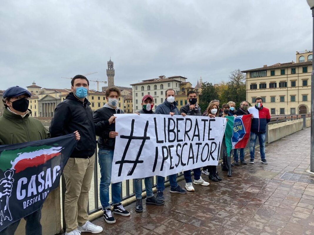 Torselli e Draghi ad un flash mob organizzato da FdI Firenze in solidarietà alle famiglie dei pescatori (1 novembre 2020)