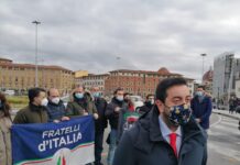Francesco Torselli, Presidente del gruppo di Fratelli d'Italia in Consiglio regionale, di fronte alla stazione di Firenze Santa Maria Novella per un flash-mob.