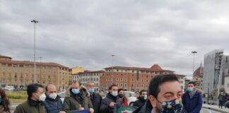 Francesco Torselli, Presidente del gruppo di Fratelli d'Italia in Consiglio regionale, di fronte alla stazione di Firenze Santa Maria Novella per un flash-mob.