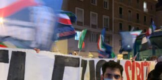 Fabio Roscani, presidente di Gioventù Nazionale, movimento giovanile di Fratelli d’Italia durante il flash mob di GN per chiedere elezioni subito.