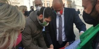 Il presidente di Gioventù Nazionale Fabio Roscani e un gruppo di Parlamentari di Fratelli d'Italia firmano il tricolore