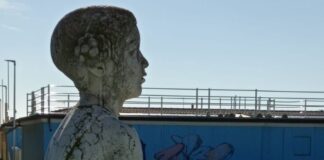 Scultura di Arnaldo Fazzi al centro di Piazza Maria Luisa a Viareggio