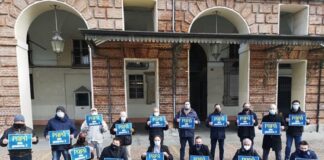 Dirigenti e candidati di Fratelli d’Italia di fronte alla Prefettura di Torino