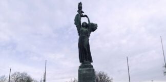 I militanti, dirigenti e candidati di Fratelli d'Italia al Parco della Rimembranza sulla collina di Torino.