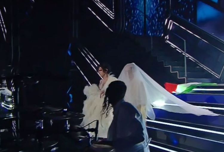 Achille Lauro durante una sua esibizione al festival di Sanremo abbandona il Tricolore a terra.