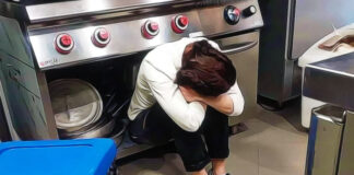 Foto pubblicata su Twitter dall'account di Francesco e Filomena, l'immagine che ritrae una ristoratrice disperata ha fatto il giro del web.