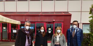Diego Petrucci, Consigliere regionale di Fratelli d’Italia, Mirta Merli, responsabile FdI di Cecina, Giacomo Lensi, Coordinatore provinciale di Livorno, e Antonella Scocca, membro del Dipartimento Sanità di FdI davanti al presidio sanitario di Cecina, Toscana.