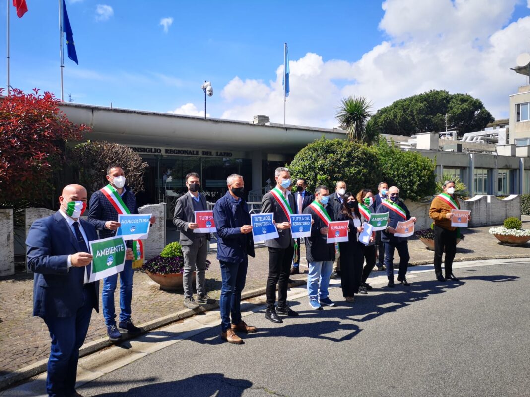 Protesta FdI sulla delibera del PTPR con i sindaci e amministratori Lazio all’ingresso della sede del Consiglio a Via della Pisana, Roma.