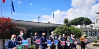 Protesta FdI sulla delibera del PTPR con i sindaci e amministratori Lazio all’ingresso della sede del Consiglio a Via della Pisana, Roma.