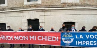 “Se mi chiudi, non mi chiedi”, flash mob Fratelli d'Italia a Venezia