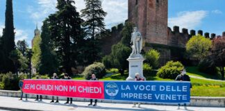 Flash mob di Fratelli d’Italia “Se mi chiudi, non mi chiedi”, a Castelfranco Veneto (TV)