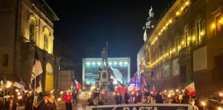 Fiaccolata contro il coprifuoco organizzata da Fratelli d'Italia a Piazza Nettuno, Bologna.