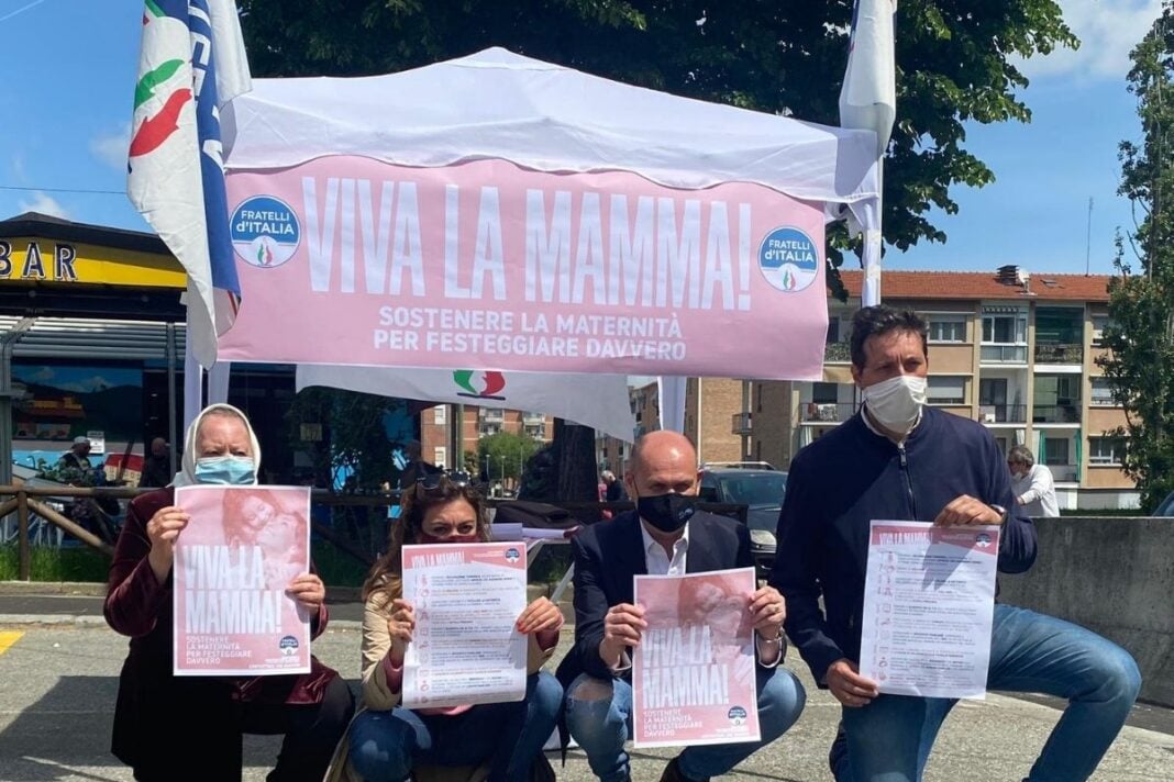 Gazebo di Fratelli d’Italia per la Festa della Mamma.