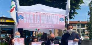 Gazebo di Fratelli d’Italia per la Festa della Mamma.