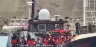 Frame del video trasmesso da Il Sole 24 Ore che mostra lo sbarco di alcuni migranti