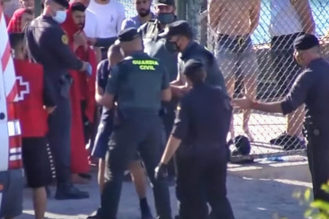 In Spagna viene schierato l'esercito per fermare gli sbarchi. Screenshot del video pubblicato da Euronews.