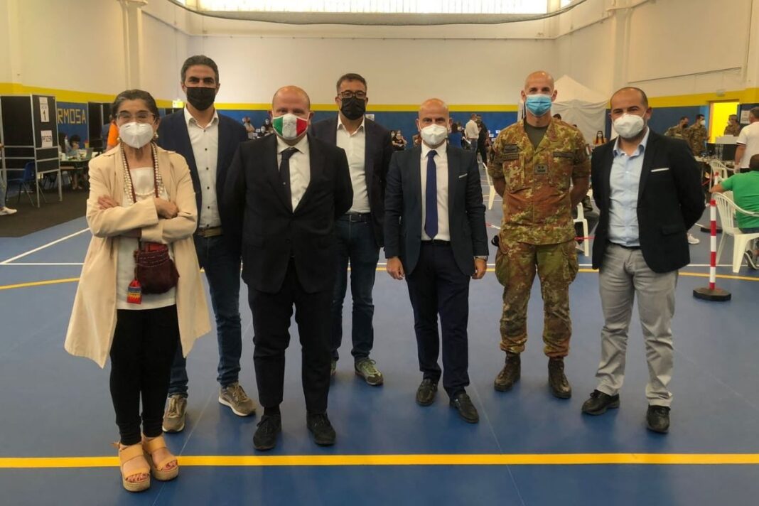 Salvatore Deidda, Deputato di FdI e Capogruppo in Commissione Difesa e Fausto Piga, Consigliere Regionale durante la visita al centro vaccinale di Vallermosa.