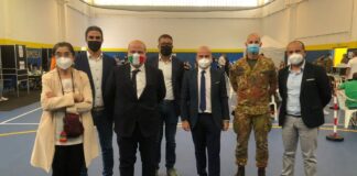 Salvatore Deidda, Deputato di FdI e Capogruppo in Commissione Difesa e Fausto Piga, Consigliere Regionale durante la visita al centro vaccinale di Vallermosa.