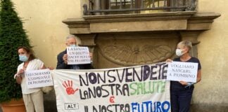 L'amministrazione comunale e i cittadini di Piombino durante la protesta.