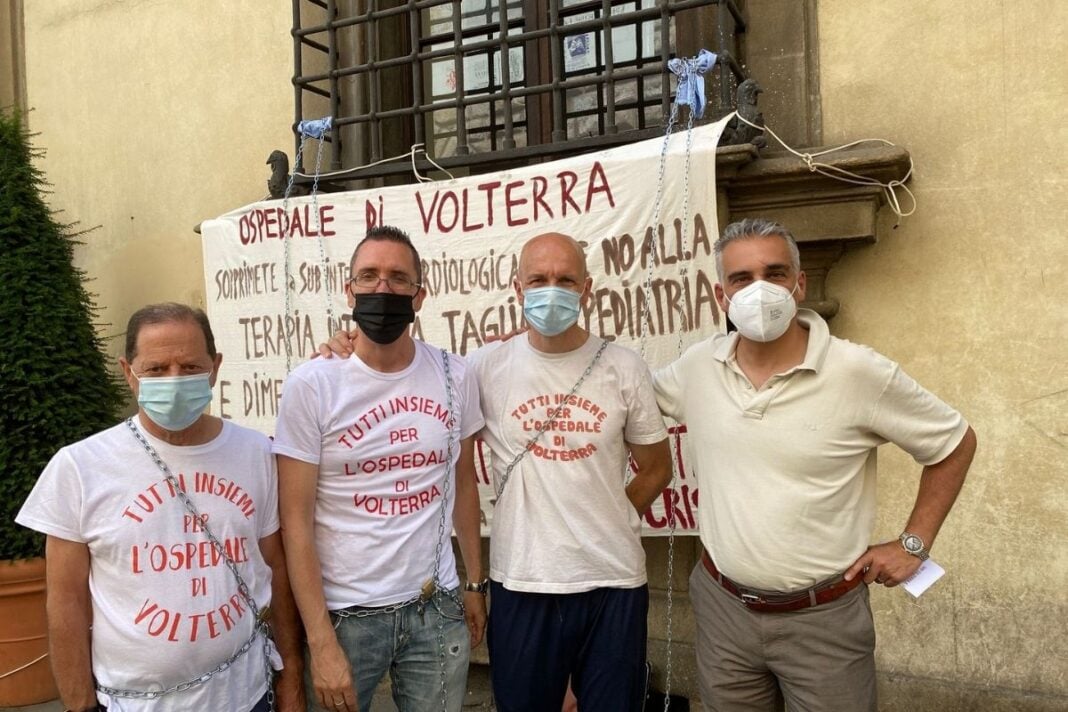 Diego Petrucci, componente della Commissione Sanità di Fratelli d'Italia con i manifestanti pro ospedale Volterra sotto il Consiglio regionale.