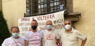 Diego Petrucci, componente della Commissione Sanità di Fratelli d'Italia con i manifestanti pro ospedale Volterra sotto il Consiglio regionale.