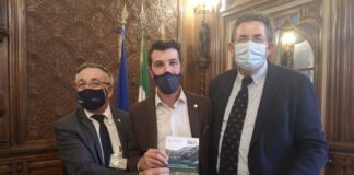 Tommaso Razzolini, consigliere regionale di Fratelli d’Italia, Giovanni Follador, presidente regionale Unpli Veneto e Rino Furlan durante la cerimonia di consegna della tessera unica del socio Pro Loco 2021.