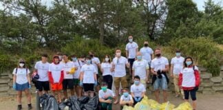 Fabrizio Rossi, Assessore allo Sport del Comune di Grosseto, e Coordinatore regionale di Fratelli d’Italia, e Simona Petrucci, Assessore all’Ambiente a raccogliere plastica sulla spiaggia di Marina di Grosseto.
