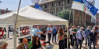 Fratelli d'Italia durante la manifestazione contro lo spaccio e le Mafie a Torino.