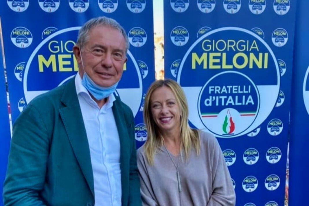 Adolfo Urso, senatore di Fratelli d'Italia e neo presidente del Comitato parlamentare per la sicurezza della Repubblica, insieme a Giorgia Meloni, presidente di Fratelli d'Italia.