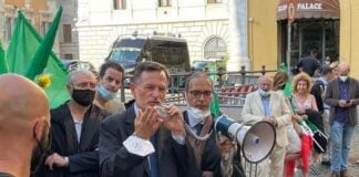 Alberto Balboni, senatore di Fratelli d'Italia durante la manifestazione dei magistrati onorari in Piazza Montecitorio.