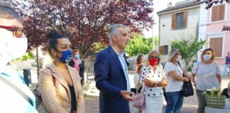 L'incontro con i cittadini durante la campagna di ascolto di Fratelli d’Italia a Putignano, Pisa.